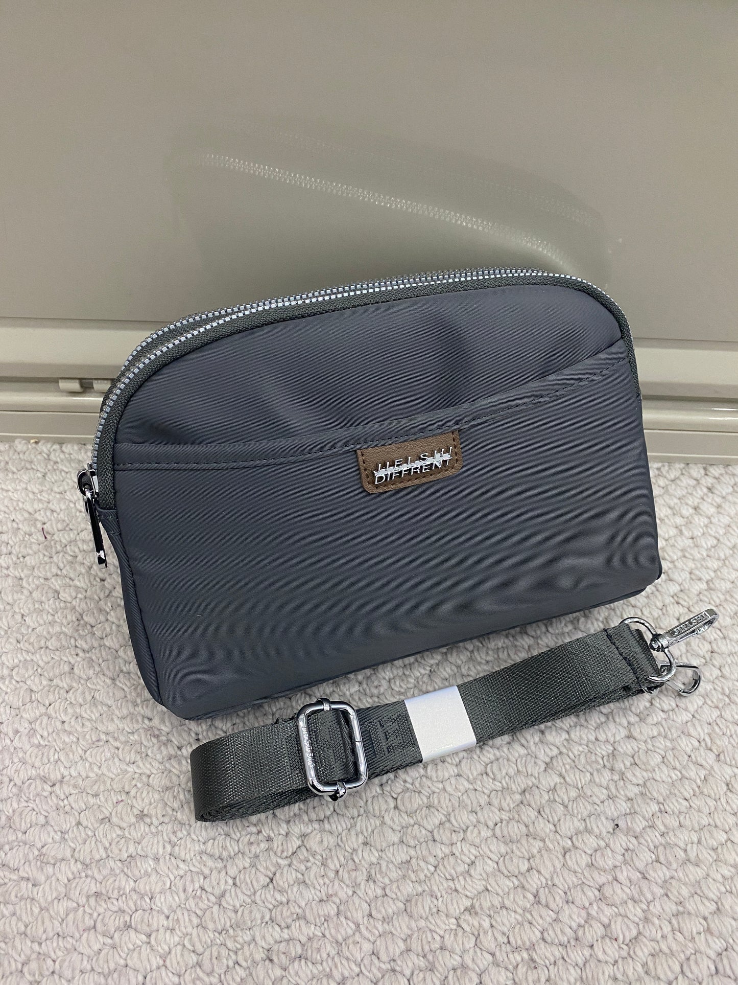 Lucien Urban Voyager Sling bag