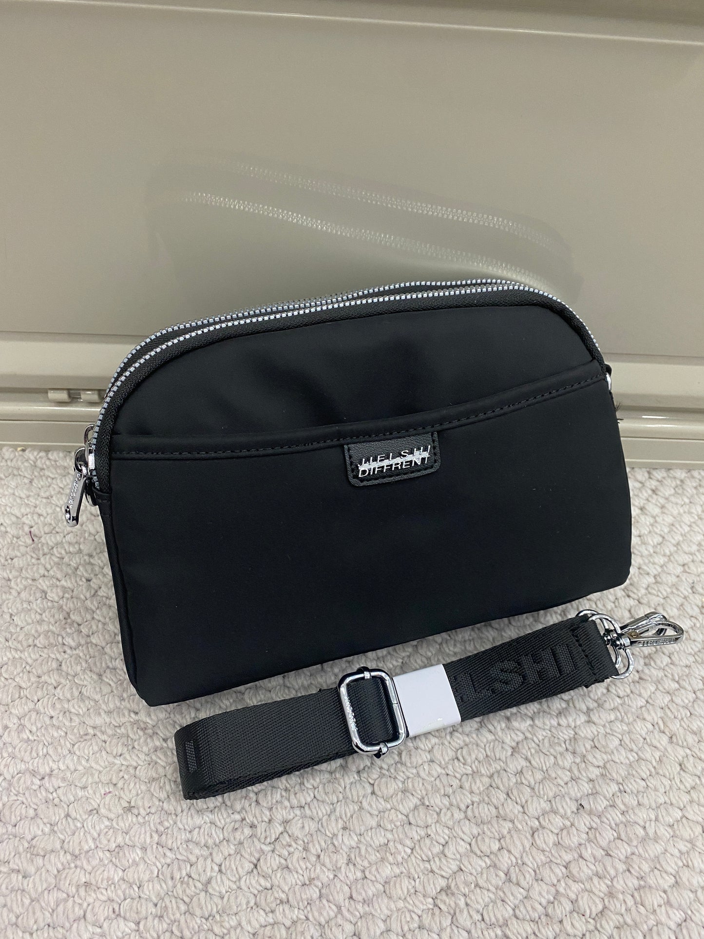 Lucien Urban Voyager Sling bag